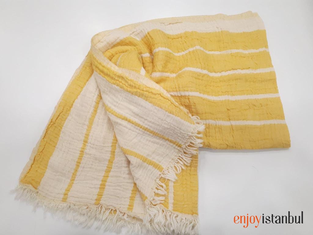 Geometric Design Yellow and White Bath Towel: Modern Elegance