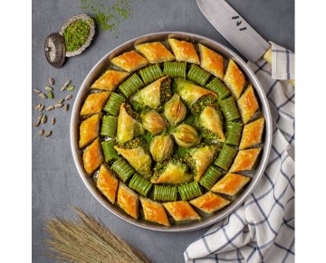 Mix Baklava with Pistachio in a Tray (2 KG / 4,41lb)